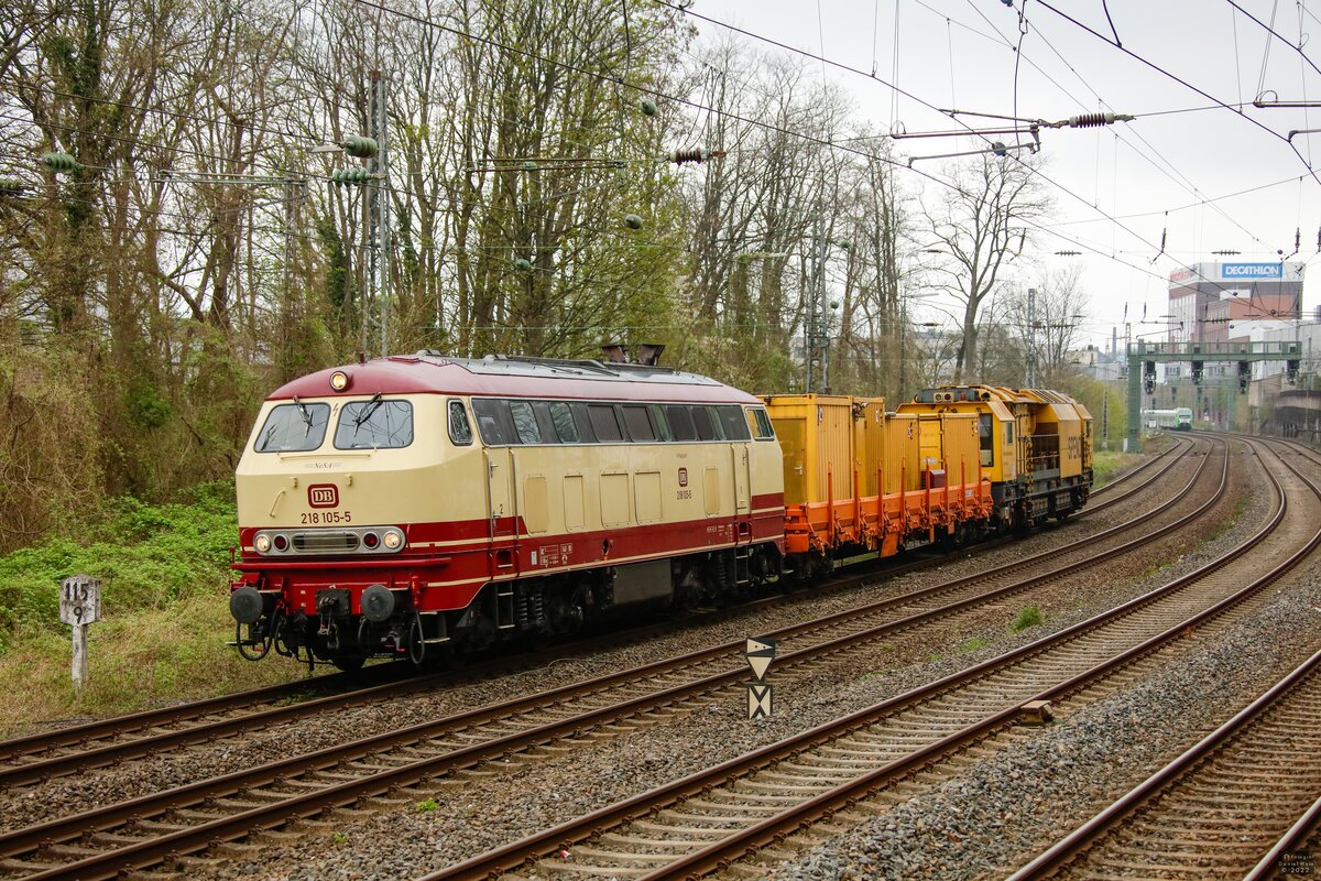 NeSA/DB 218 105-5 mit SPENO-Schleifzug in Wuppertal, April 2022.