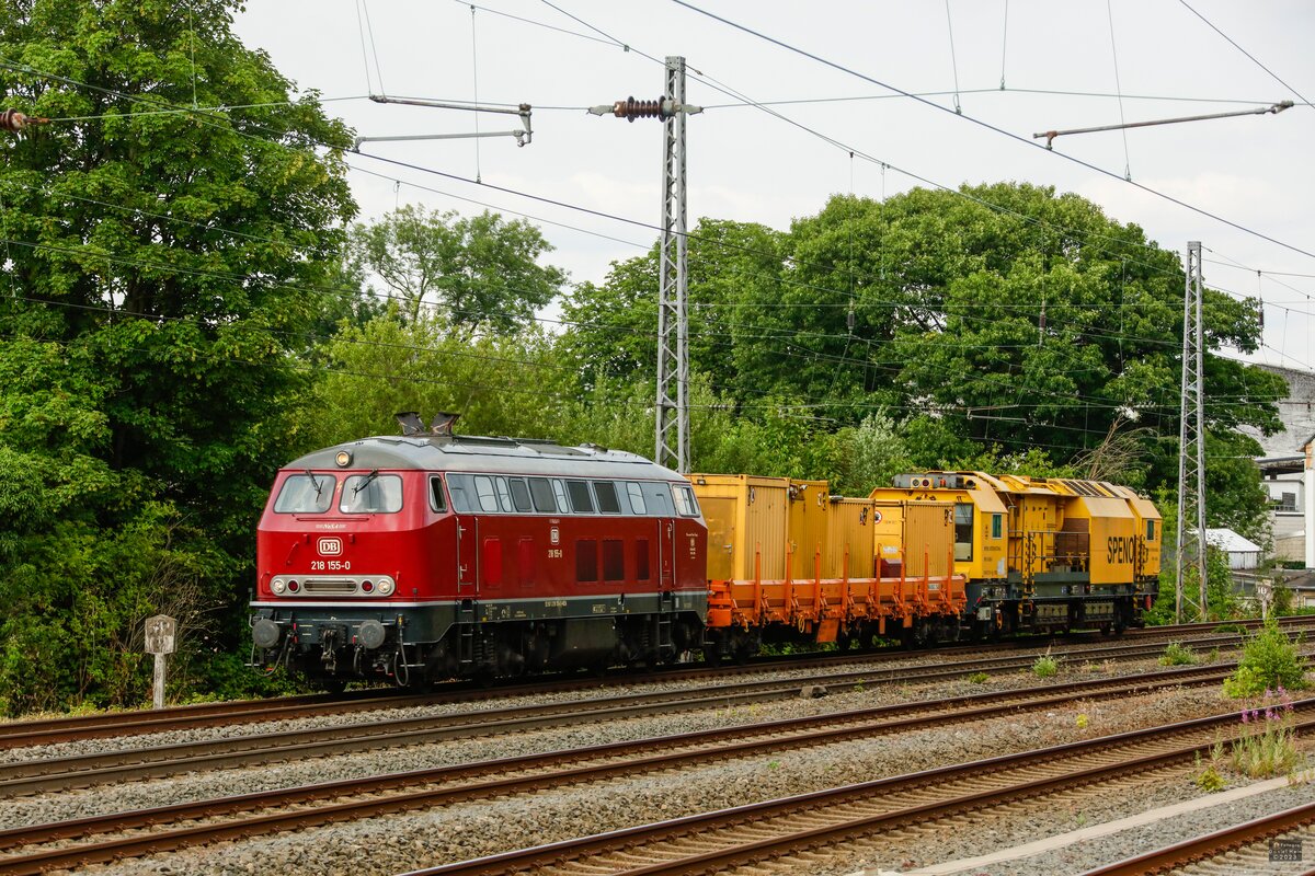 NeSA/DB 218 155-0 mit Speno-Schleifzug in Wuppertal, Juni 2023.