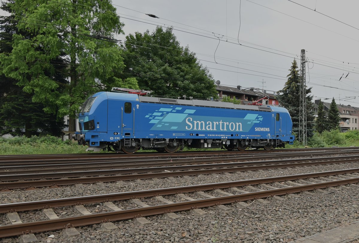 Nette Überraschung am heutigen Nachmittag war die LZ fahrende Siemens Smartron 192 001-6, die aus Odenkirchen kommend hier durch Rheydt Hbf gen Mönchengladbach Hbf unterwegs ist. 31.5.2018