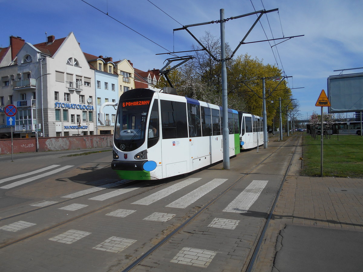 Netter Gruß vom Tw 505,an der Station Wyszynskiego der,am 20.April 2019,Richtung Glowny in Szczecin die Station verließ.