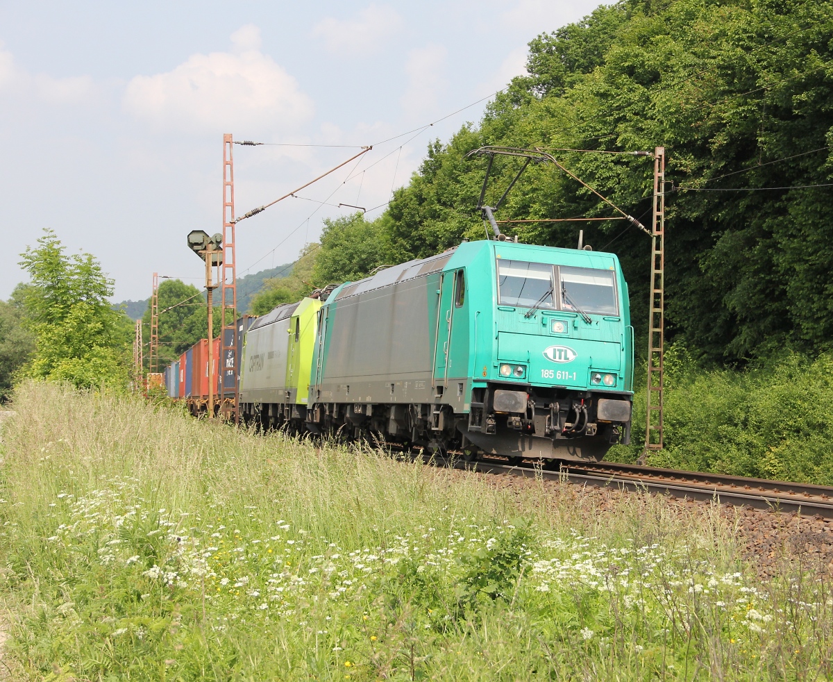 Nettes Doppel: ITL 185 611-1 mit der Captrain Wagenlok 185 532-9 und Containerzug in Fahrtrichtung Sden. Aufgenommen zwischen Friedland(HAN) und Eichenberg am 11.06.2013.