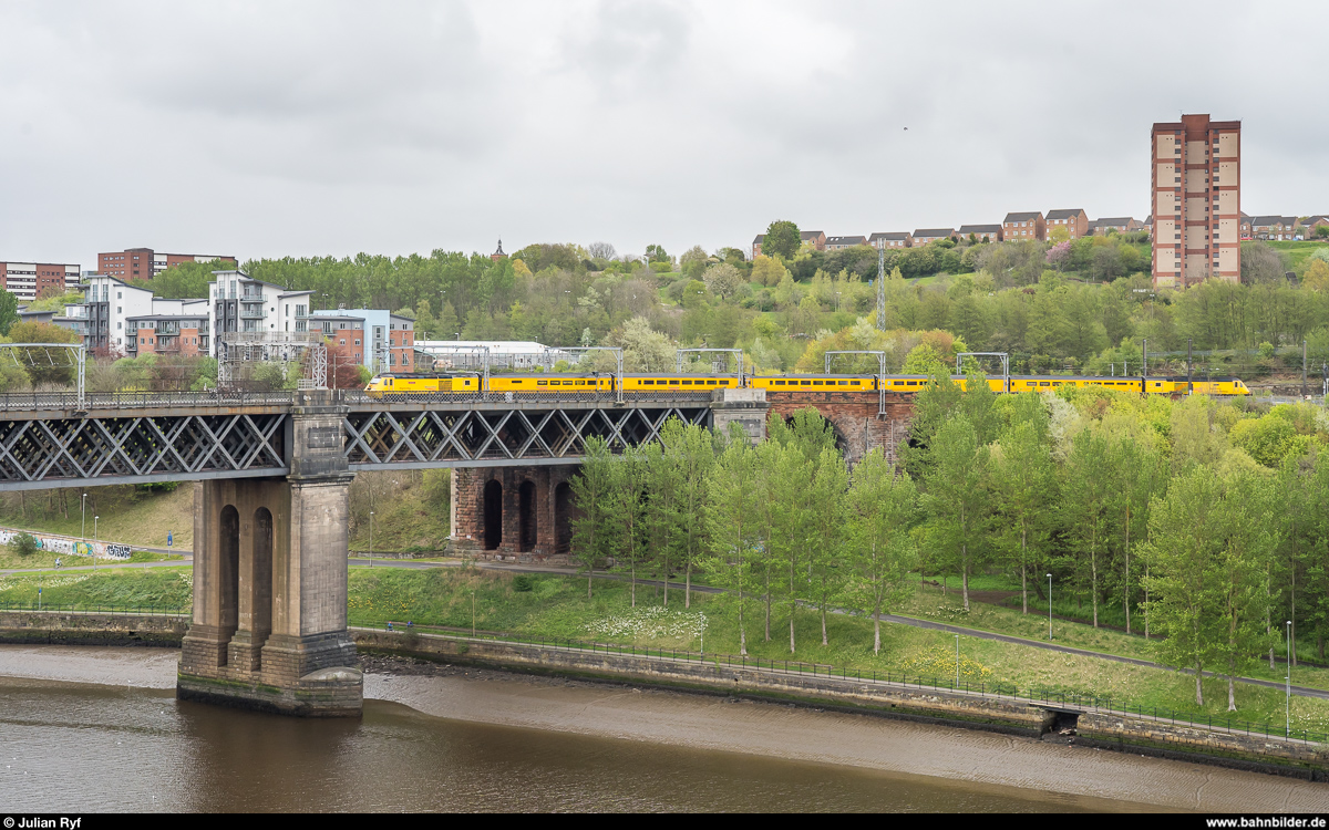 Network Rail New Measurement Train mit HST 43062 und 43013 überquert am 27. April 2019 die King Edward VII Bridge in Newcastle.
