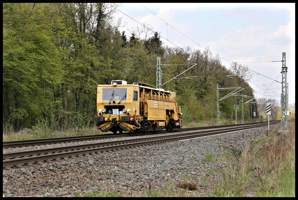 Netz Instandhaltung ist hier am 3.5.2021 um 13.17 Uhr in Natrup Hagen auf der Rollbahn nach Lengerich in Westfalen unterwegs.