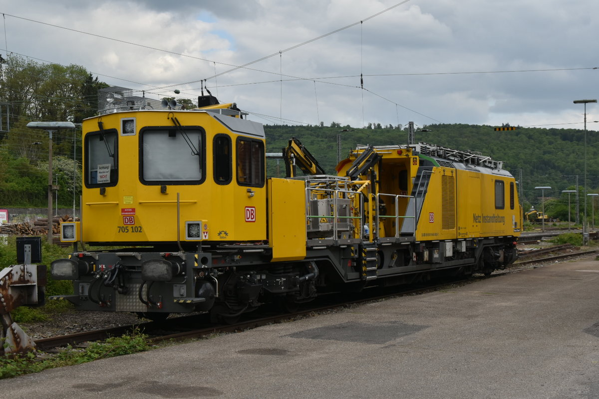 Netzinstanhaltungsfahrzeug 705 102 auf Gleis 14 in Neckarelz abgestellt. 6.5.2019