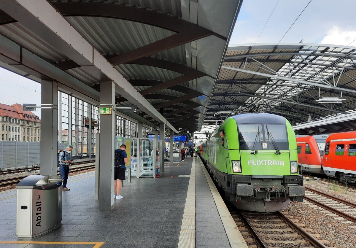 Netzwerkbahn Sachsen 182 521 mit dem FLX 32615 von Berlin Hbf (tief) nach Stuttgart Hbf, am 08.06.2021 in Erfurt Hbf.