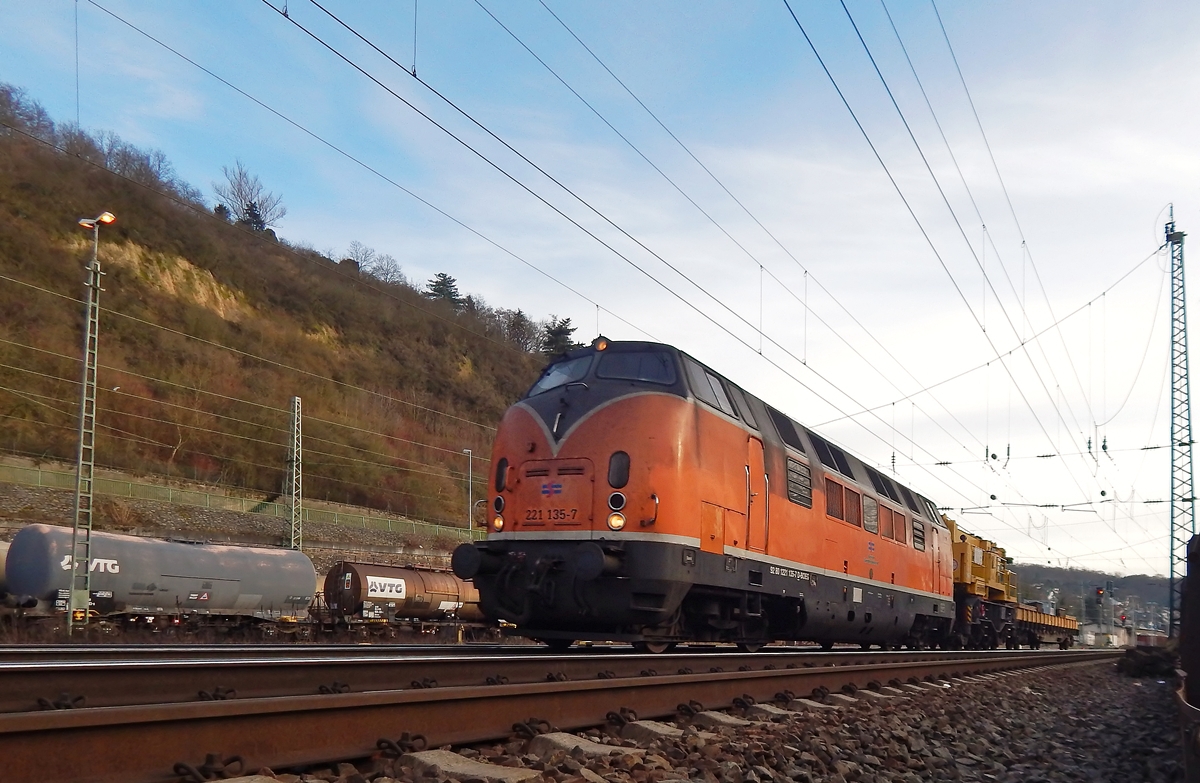 Neu bearbeitet. Unerwartet kam am 18.1.15 die 221 135-7 der Bocholter Eisenbahn mit einen Schwerlastkran und k-Wagen durch Linz gefahren. Bild wurde durch das Schutzgeländer gemacht. 

Linz 18.01.2015
