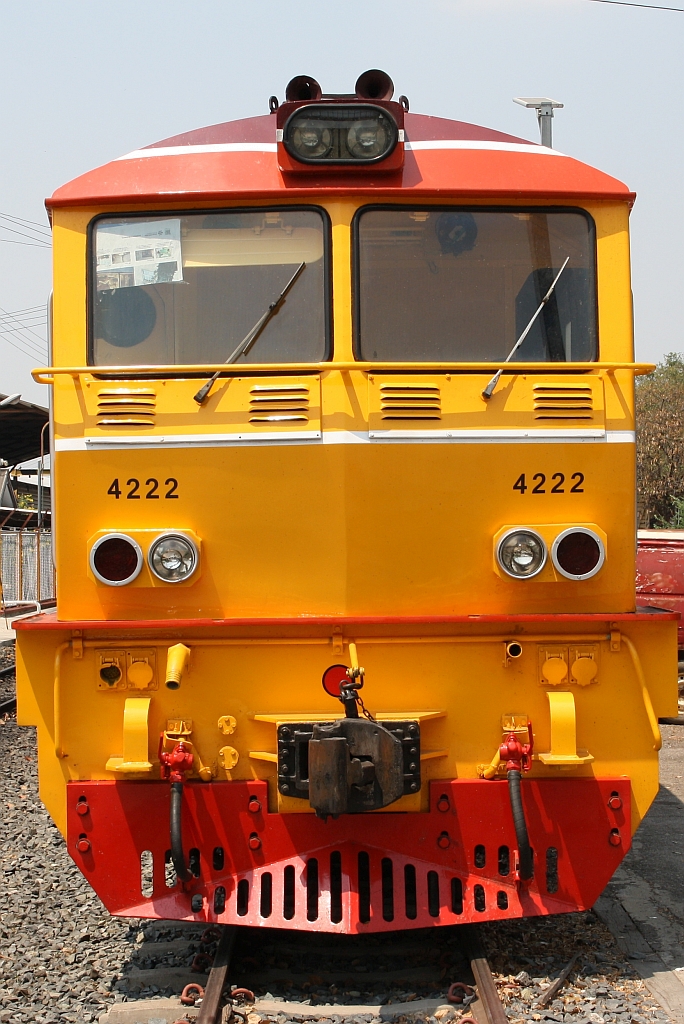 Neu lackiert präsentiert sich die AHK 4222 (Co'Co', de, Krupp, Bj.1980, Fab.Nr. K-5485) am 28.März 2023 im Depot Phitsanulok.