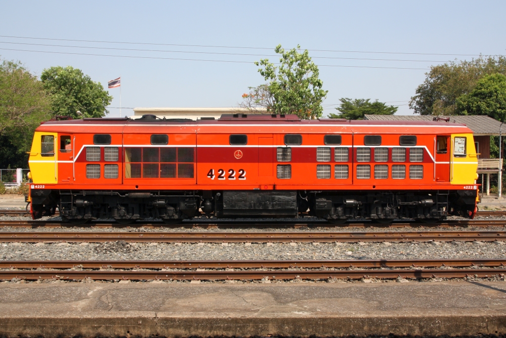 Neu lackiert präsentiert sich die AHK 4222 (Co'Co', de, Krupp, Bj.1980, Fab.Nr. K-5485) am 28.März 2023 in der Phitsanulok Station.