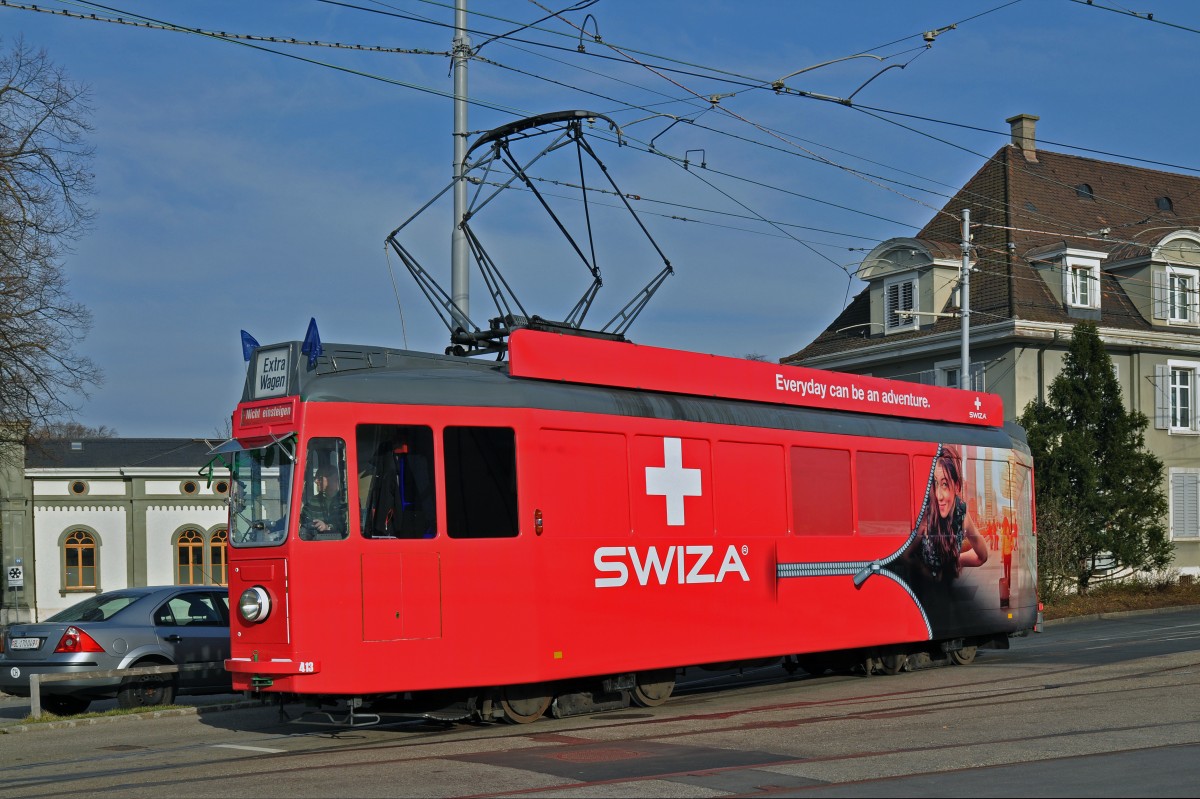 Neu macht auch der Be 4/4 413 Werbung für SWIZA, anlässlich der Messe Basel World 15. Während der Messe werden Fahrten durchgeführt und der Wagen bleibt oft für längere Zeit am Aeschenplatz stehen. Die Aufnahme stammt vom 17.03.2015 während einer Testfahrt, die beim Depot Dreispitz endet. Hier steht der Wagen auf dem Hof des Depots Dreispitz.