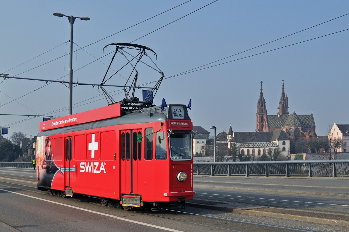 Neu macht auch der Be 4/4 413 Werbung für SWIZA, anlässlich der Messe Basel World 15. Während der Messe werden Fahrten durchgeführt und der Wagen bleibt oft für längere Zeit am Aeschenplatz stehen. Hier fährt der Wagen am 19.03.2015 über die Wettsteinbrücke.