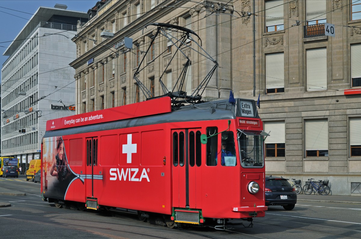 Neu macht auch der Be 4/4 413 Werbung für SWIZA, anlässlich der Messe Basel World 15. Während der Messe werden Fahrten durchgeführt und der Wagen bleibt oft für längere Zeit am Aeschenplatz stehen. Hier fährt der Wagen am 19.03.2015 auf die ehemalige Haltestelle der Linie 10 am Aeschenplatz.