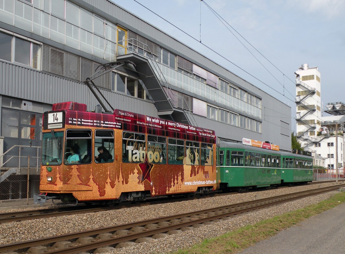 Neu macht der Be 4/4 480 Werbung fr das Christmas-Tattoo. Hier fhrt der Wagen vom Ksteli Richtung Haltestelle Lachmatt. Die Aufnahme stammt vom 26.09.2013.