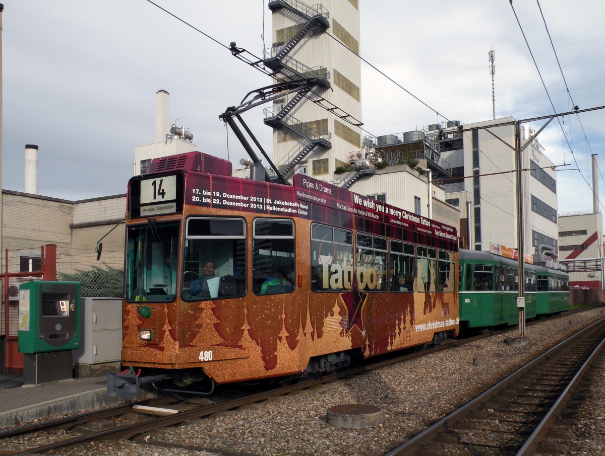 Neu macht der Be 4/4 480 Werbung fr das Christmas-Tattoo. Hier steht der Wagen an der Haltestelle Ksteli Richtung Lachmatt. Die Aufnahme stammt vom 18.10.2013.
