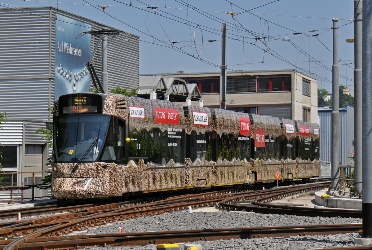 Neu macht der Be 6/10 Tango 171 Werbung für eine Kunstausstellung im Schaulager. Hier fährt der Tango auf der Linie 10 zur Haltestelle Hüslimatt. Die Aufnahme stammt vom 06.06.2015.