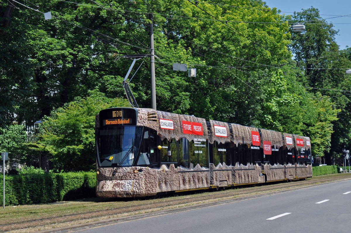 Neu macht der Be 6/10 Tango 171 Werbung für eine Kunstausstellung im Schaulager. Hier fährt der Tango auf der Linie 10 zur Haltestelle Bahnhof SBB. Die Aufnahme stammt vom 06.06.2015.