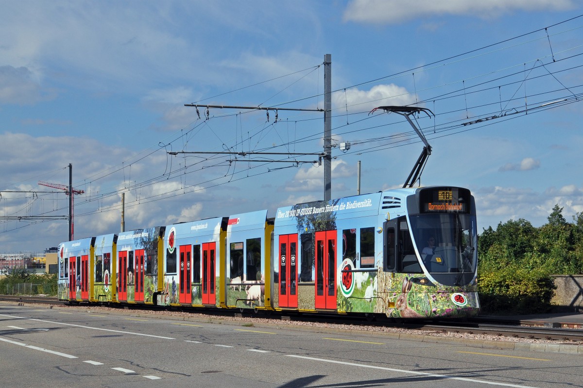 Neu macht der Be 6/10 Tango 152 Werbung für IP Suisse. Hier fährt der Wagen auf der Linie 10 zur Haltestelle M-Parc. Die Aufnahme stammt vom 20.09.2015.