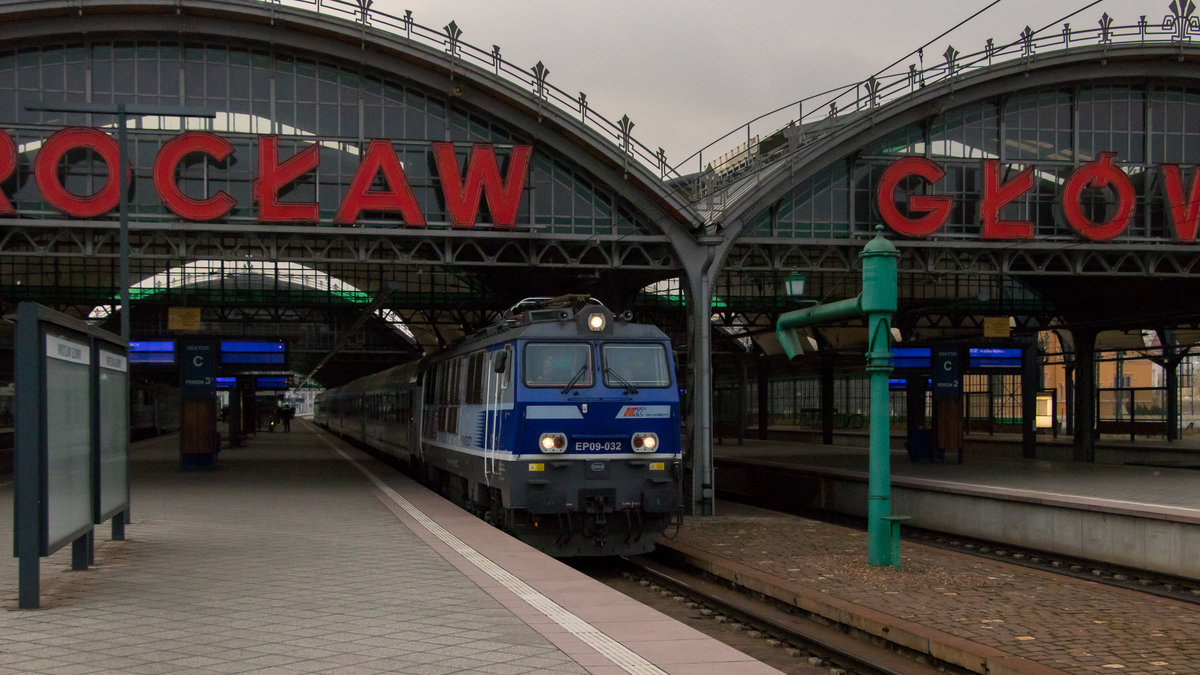 Neu meets alt. Nach der Modernisierung des Breslauer Hauptbahnhofes wude auch die alte Technik nicht abgerissen. Stattdessen bekam der Wasserkran einen neuen Anstrich. EP09-032 fährt am 14. Februar 2018 gerade daran vorbei. 