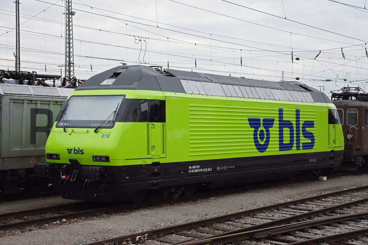 Neu revidierte Re 465 018-0 steht in der Abstellanlage beim badischen Bahnhof. Die Aufnahme stammt vom 21.03.2021.