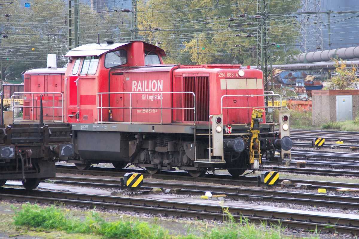 Neu im Saarland ist 294 883. Vorher war sie wohl in Offenburg beheimatet, denn sie wurde öfters im Schwarzwald abgelichtet. Hier ist sie in Völklingen unterwegs und rangiert die Züge der Saarstahl AG. 20.10.2017