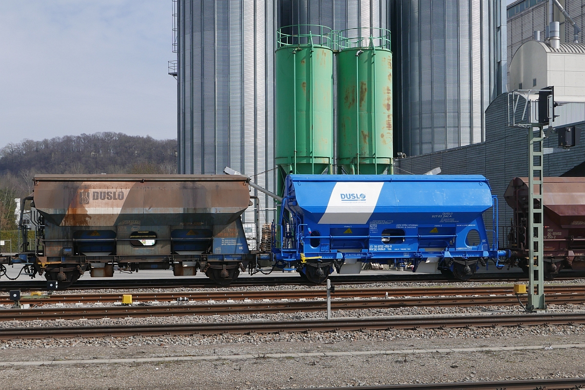 Neu und sauber, lter und verschmutzt - Slowakische Schttgutwagen der Gattung Tds, eingestellt bei DUSLO, am 14.03.2017 in Biberach (Ri).
