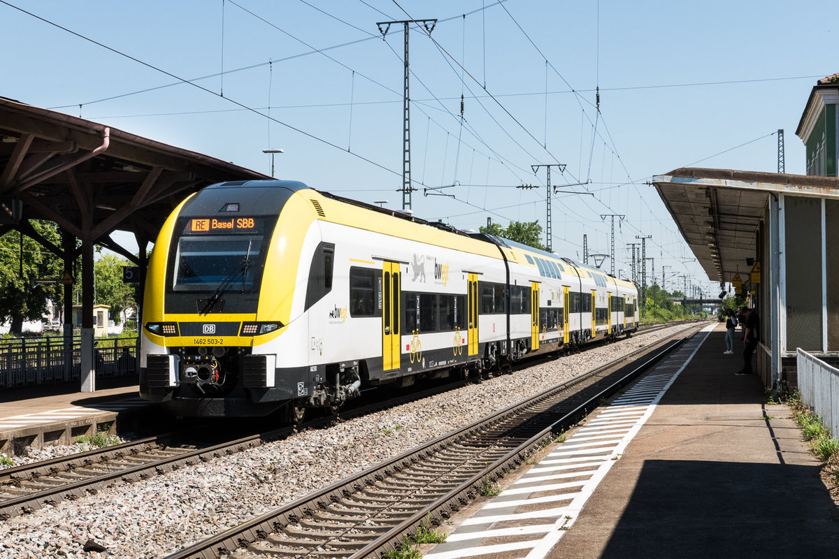Neu trifft auf alt. Der neue Triebwagen 1462 503 -2 mit dem RE Karlsruhe - Basel Bad. Bahnhof abfahrbereit im alten und heruntergekommen Bahnhof Müllheim ( Baden ), der bald Geschichte sein wird. 24.06.2020