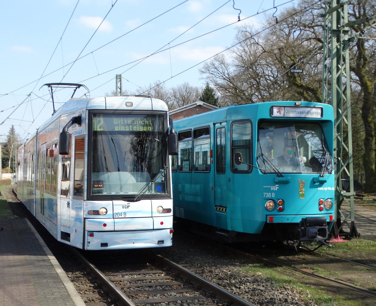 Neu trifft auf Alt. VGF Bombardier S-Wagen 204 trifft am 26.03.16 auf VGF Düwag Pt Wagen 738 in Frankfurt am Main