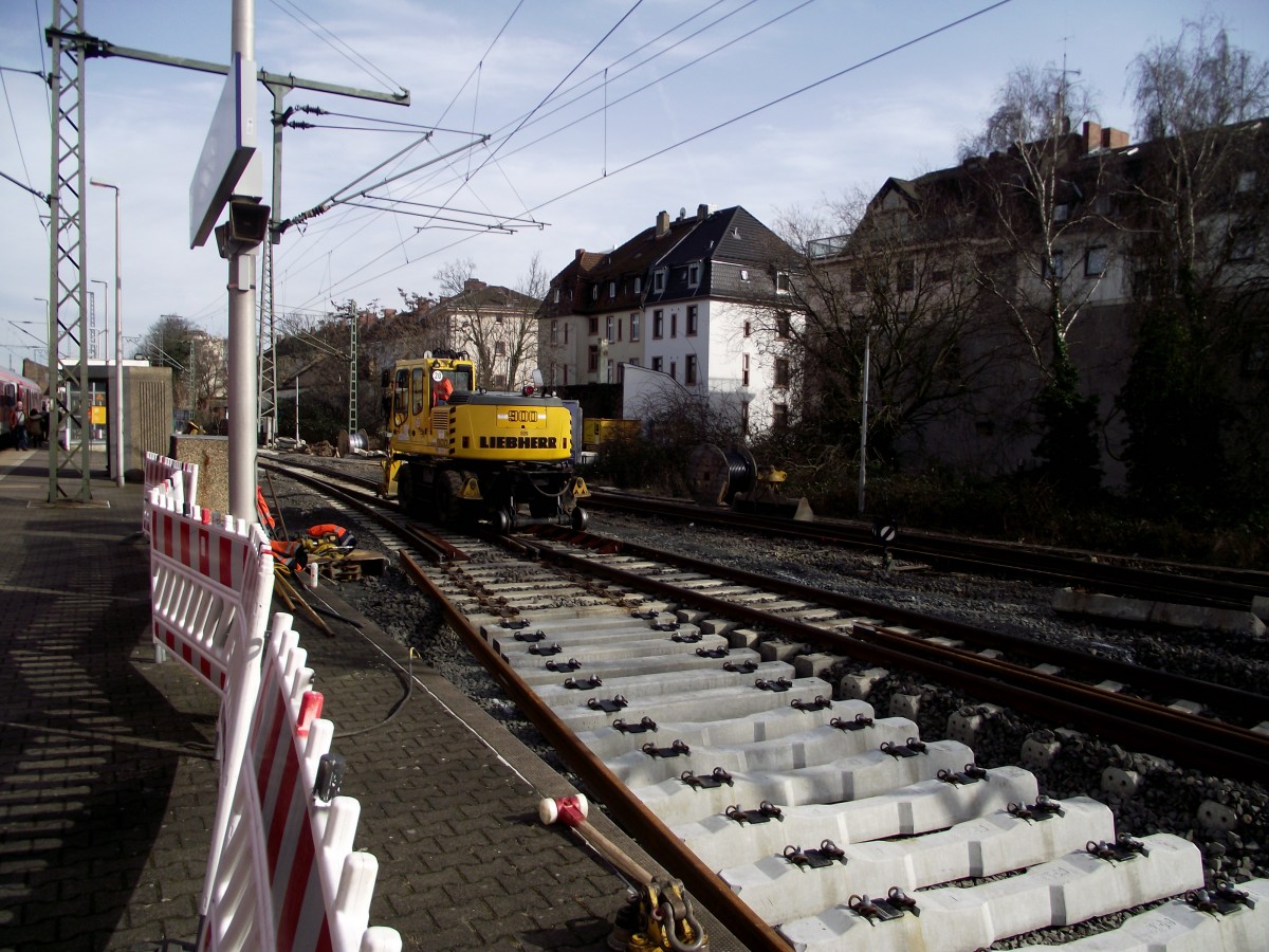 Neu verlegte Schwellen und ein Zweiwegebagger am 18.02.14 in Frankfurt Süd 