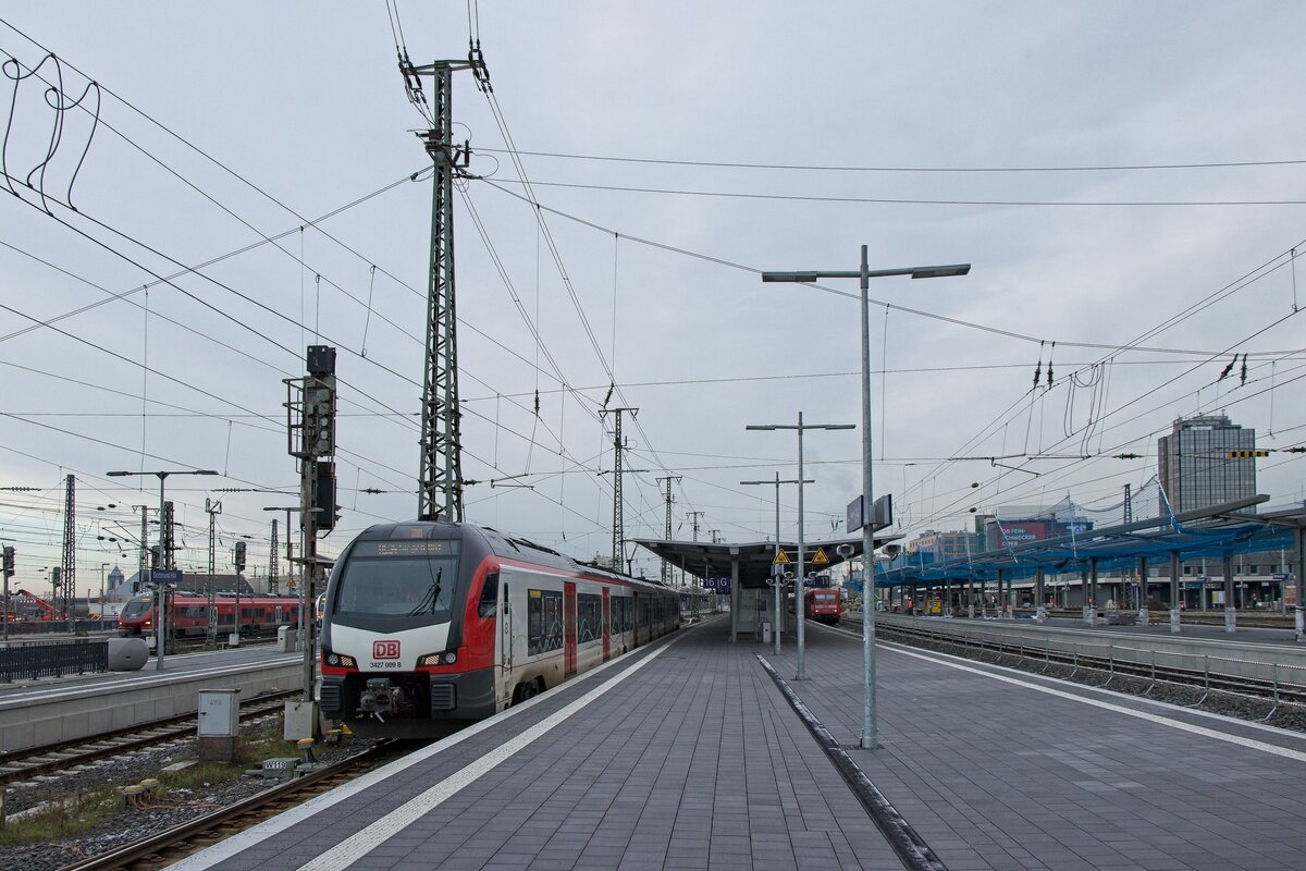 Neu zum Fahrplanwechsel ist die Linie RE34 nach Siegen, auf welcher 3427 009 hier - mit Verspätung und Gleiswechsel - von Dortmund Hbf aus aufbricht (14.12.2022)