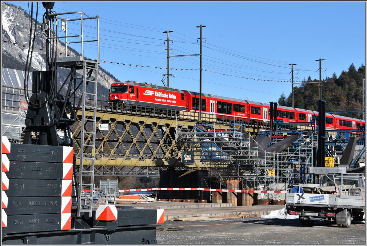 Neubau 2. Hinterrheinbrücke in Reichenau-Tamins. IR1145 nach St.Moritz mit Ge 4/4 III 644  Savognin . (13.02.2018)