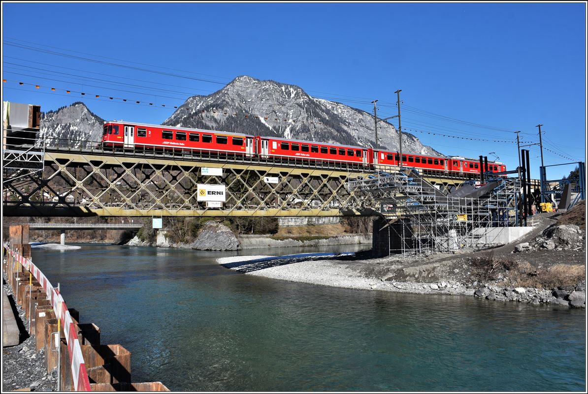 Neubau 2. Hinterrheinbrücke in Reichenau-Tamins. S2 1559 mit Be 4/4 511 und Steuerwagen 1711 nach Thusis. (13.02.2018)