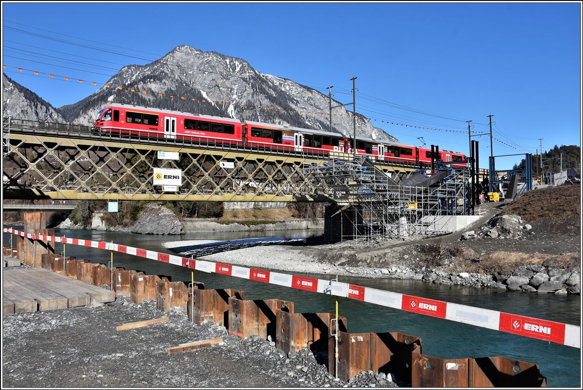 Neubau 2. Hinterrheinbrücke in Reichenau-Tamins. S2 1562 nach Chur mit ABe 4/16 3105. (13.02.2018)