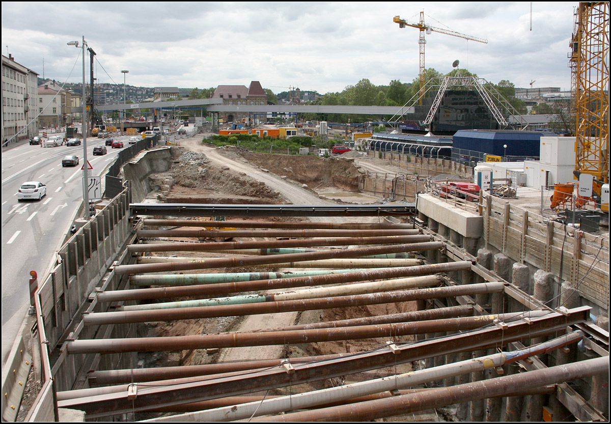 Neubau einer Stadtbahnhaltestelle -

Die Stadtbahnhaltestelle Staatsgalerie muss aufgrund des Bahnprojektes Stuttgart 21 komplett neu gebaut werden. Die bisherige Station (links unter der Straße) ist den neuen Bahngleisen im Weg und muss mit samt dem Tunnelabzweig in höhere Lage neu gebaut werden. Der Stadtbahnverkehr wird auch während der Bauarbeiten aufrecht erhalten, allerdings können nicht alle Tunnelstrecken in Betrieb bleiben. Zunächst muss der Tunnel Staatsgalerie - Charlottenplatz gesperrt werden und die Linien umgeleitet bzw. unterbrochen werden. Zu einer späteren Phase wird dann von hier die Verbindung zum Hauptbahnhof gekappt und geradeaus zum Charlottenplatz gefahren werden, bis schließlich wieder alle Tunnelanschlüsse fertig sind.

17.05.2016 (M)