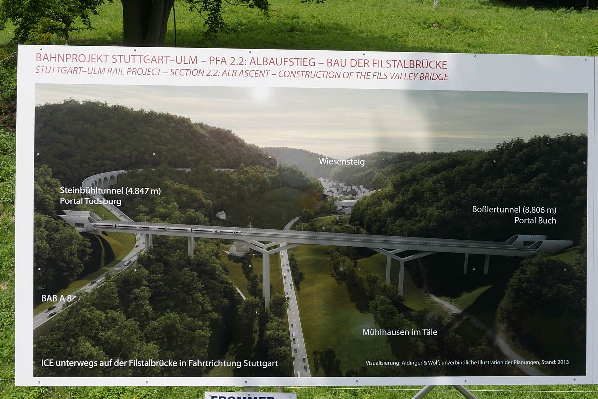 Neubaustrecke Stuttgart - Ulm - Eine Schautafel an der Baustelle für die Filstalbrücke zeigt, wie später die zwei einzelnen Brücken die Röhren von Boßlertunnel und Steinbühltunnel verbinden werden. Aufnahme entstand am 27.08.2017 in der Nähe von Wiesensteig vom Filstalradweg aus, der durch die Brückenbaustelle führt.