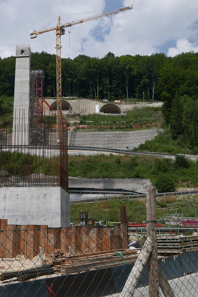 Neubaustrecke Stuttgart - Ulm - Mit 85 Metern Höhe wird die Filstalbrücke später einmal die dritthöchste Eisenbahnbrücke Deutschlands. Blick in Richtung Stuttgart auf das Portal Buch des Boßlertunnels. Aufnahme entstand am 27.08.2017 in der Nähe von Wiesensteig vom Filstalradweg aus, der durch die Brückenbaustelle führt.