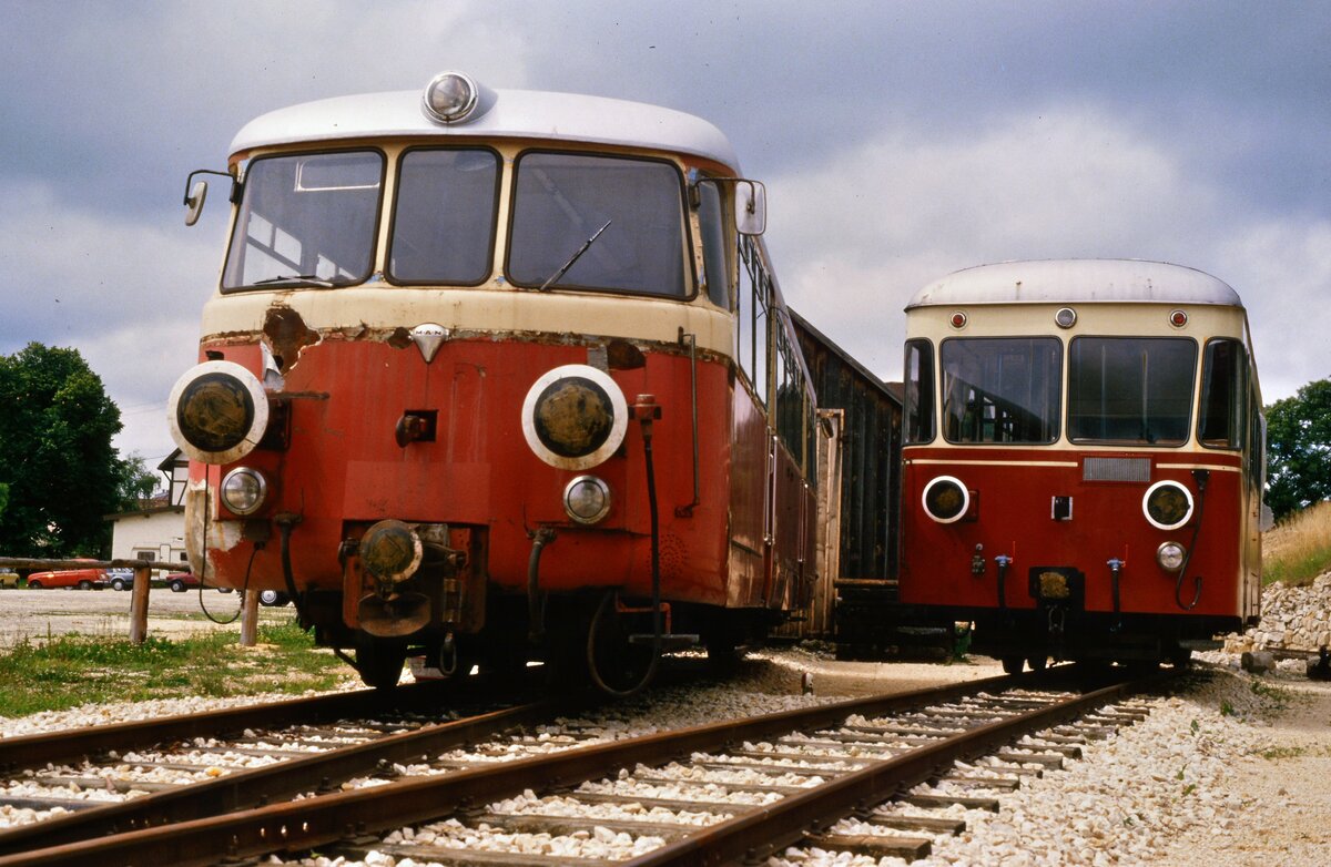 Neubeginn bei der Härtsfeldbahn (auch  Schättere  genannt) in Neresheim (Datum unbekannt, 1988?). Der zu dieser Zeit noch unrestaurierte MAN-Schienenbus T 37 war zuvor auf der WEG-Nebenbahn Amstetten-Laichingen gefahren. Neben ihm befindet sich T 33 (Waggonfabrik Wismar), der zuvor über lange Zeit ebenfalls bei der Nebenbahn Amstetten-Laichingen als Wrack abgestellt gewesen war.