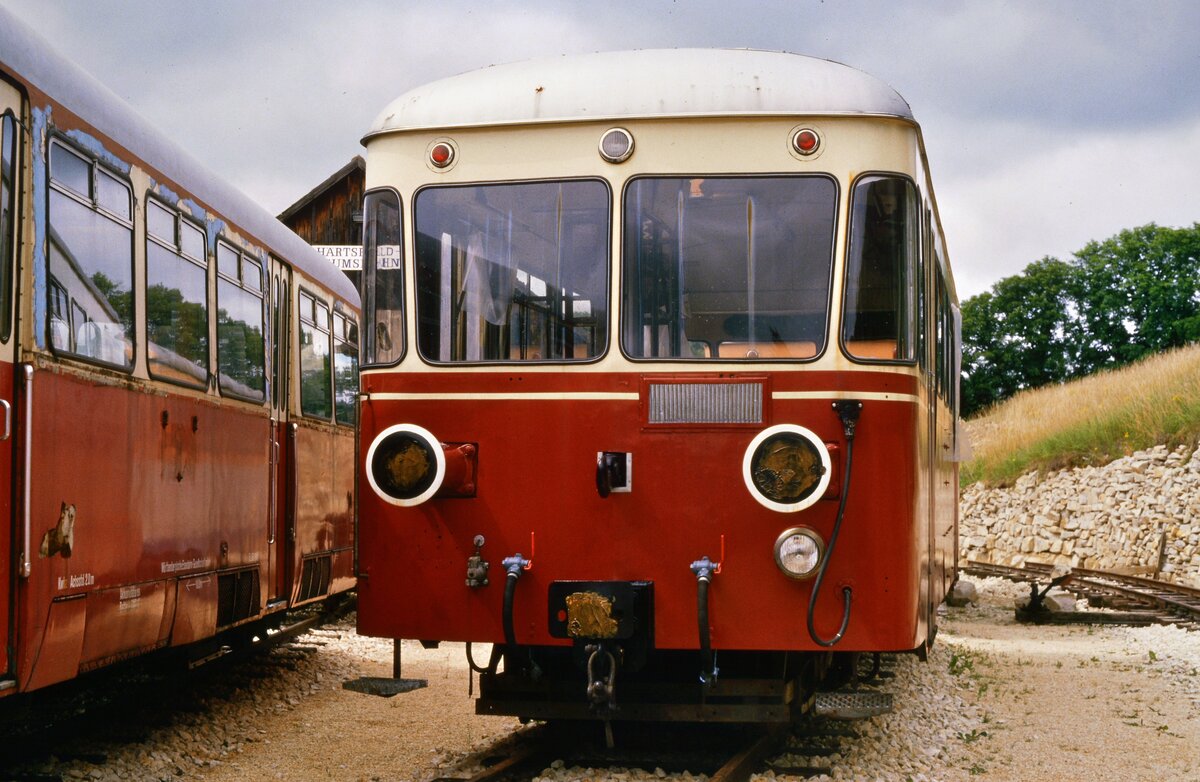 Neubeginn der Härtsfeldbahn als Museumsbahn in Neresheim mit dem Wismarer T 33 Typ Frankfurt. T 33 war über sehr lange Zeit am Bahnhof Amstetten (1000 mm Spurweite, WEG) als Reserve abgestellt gewesen, bis er beinahe auf dem Schrott gelandet wäre. Der Verein  Härtsfeld-Museumsbahn e.V.  spürte ihn dort auf und brachte ihn nach Neresheim (Fotodatum unbekannt, 1988?)