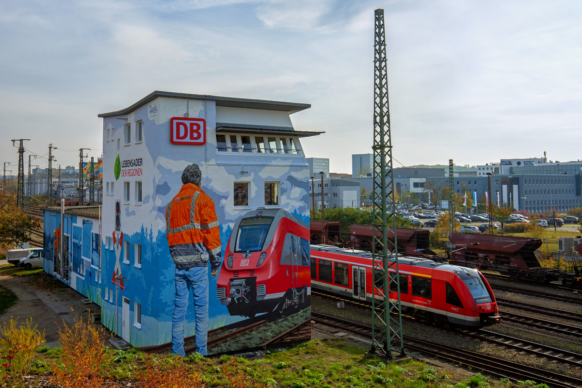 Neubrandenburger Stellwerk im neuem Glanz mit vorbeifahrender BR 623 der Stadttore-Linie. - 01.11.2019
