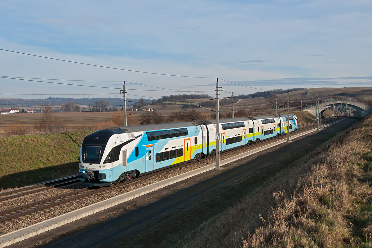 Neue (?) Westbahngarnitur, heute vormittags auf der Neubaustrecke bei Perschling unterwegs. Die Aufnahme entstand am 10.12.2016.