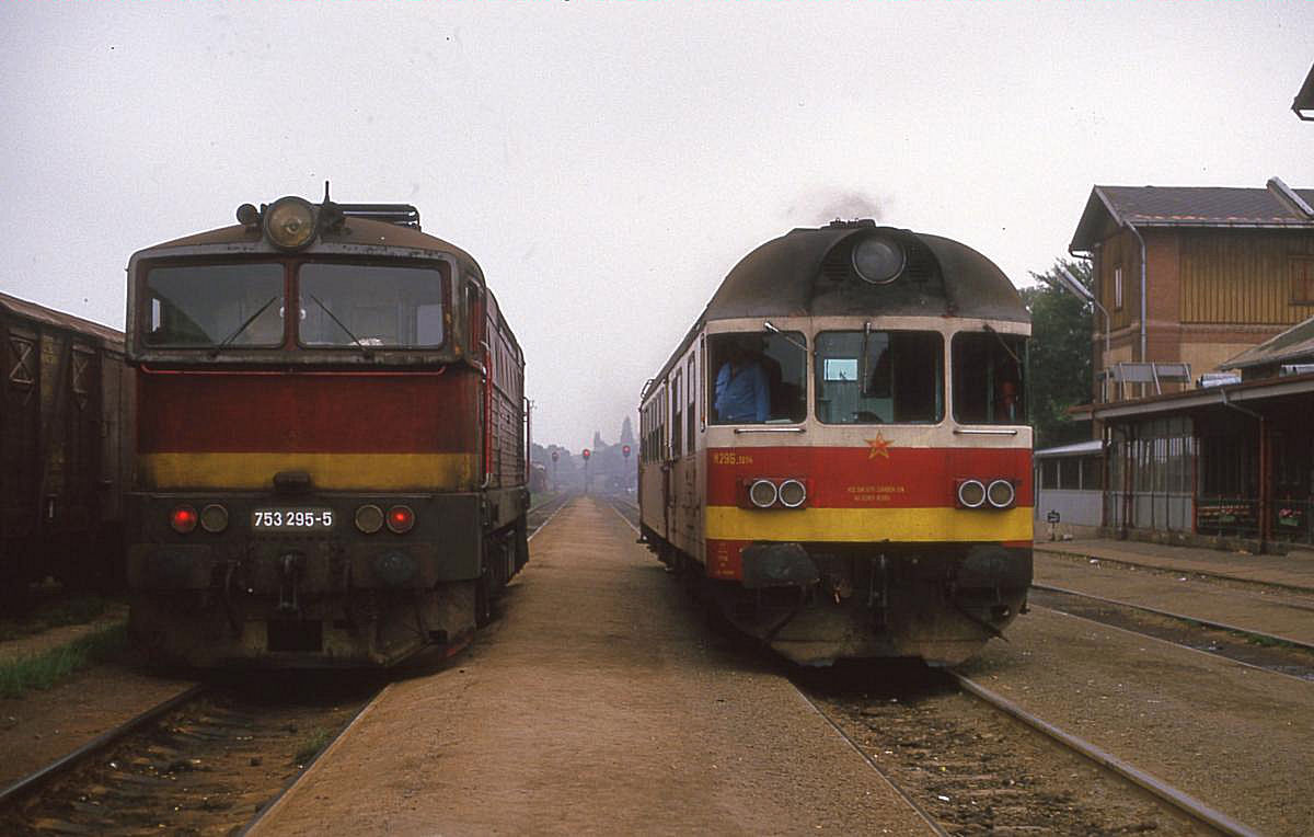 Neue und alte Bezeichnung mit rotem Stern nebeneinander im Bahnhof Jaromer.
Am 25.6.1988 waren noch nicht alle Fahrzeuge umgezeichnet. Triebwagen M 296101 steht hier um 8.53 Uhr neben der schon umgezeichneten  Taucherbrille  im Bahnhof Jaromer.