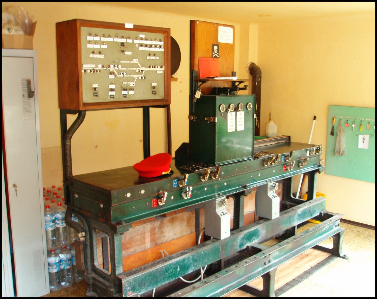 Neue und alte Fahrstraßenhebel und Blockuntersatz im Bahnhof Zbečno am 7.6.2012.