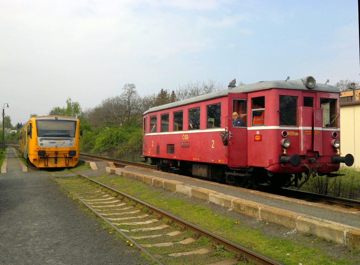 Neue und alte Triebzüge. BR814 (Baujahre 2005) und BR801, M131(Baujahre 1948) in Bahnhof Kladno Ostrovec im 12.4.2014
