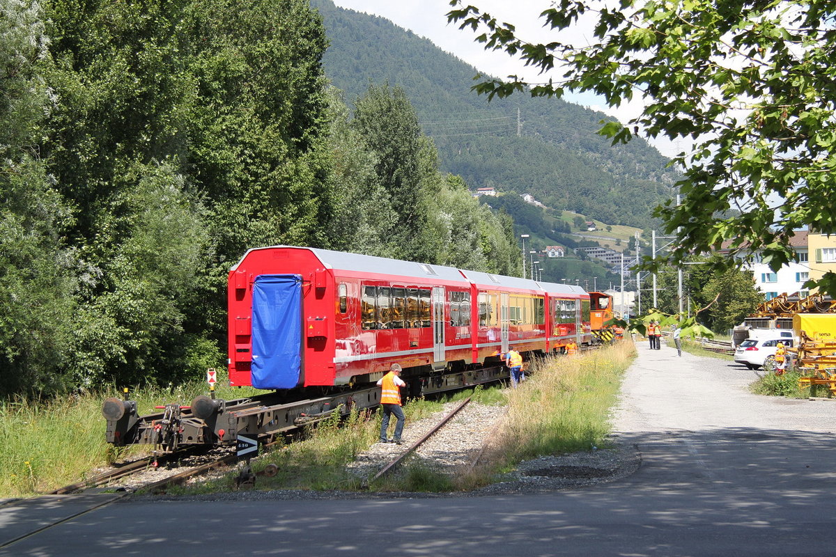 Neue Anlieferung von Wagen für die ALVRA Gliederzüge der Fa.Stadler,hier in Landquart-Ried.06.07.16