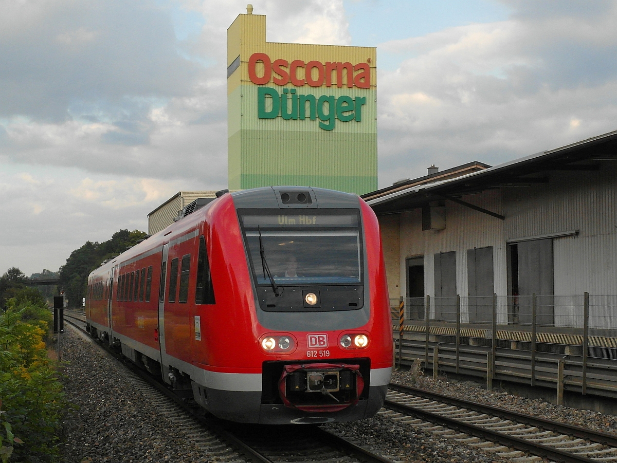 Neue Baureihe auf der Sdbahn#  Zu den bisher eingesetzten Dieseltriebzgen der Baureihen 611, 628 und 650 gesellte sich am 22.08.2014 ein Triebzug der Baureihe 612 hinzu. 612 519 als RB 22606 von Aulendorf nach Ulm Hbf bei der Einfahrt in die Haltestelle Ulm-Donautal.