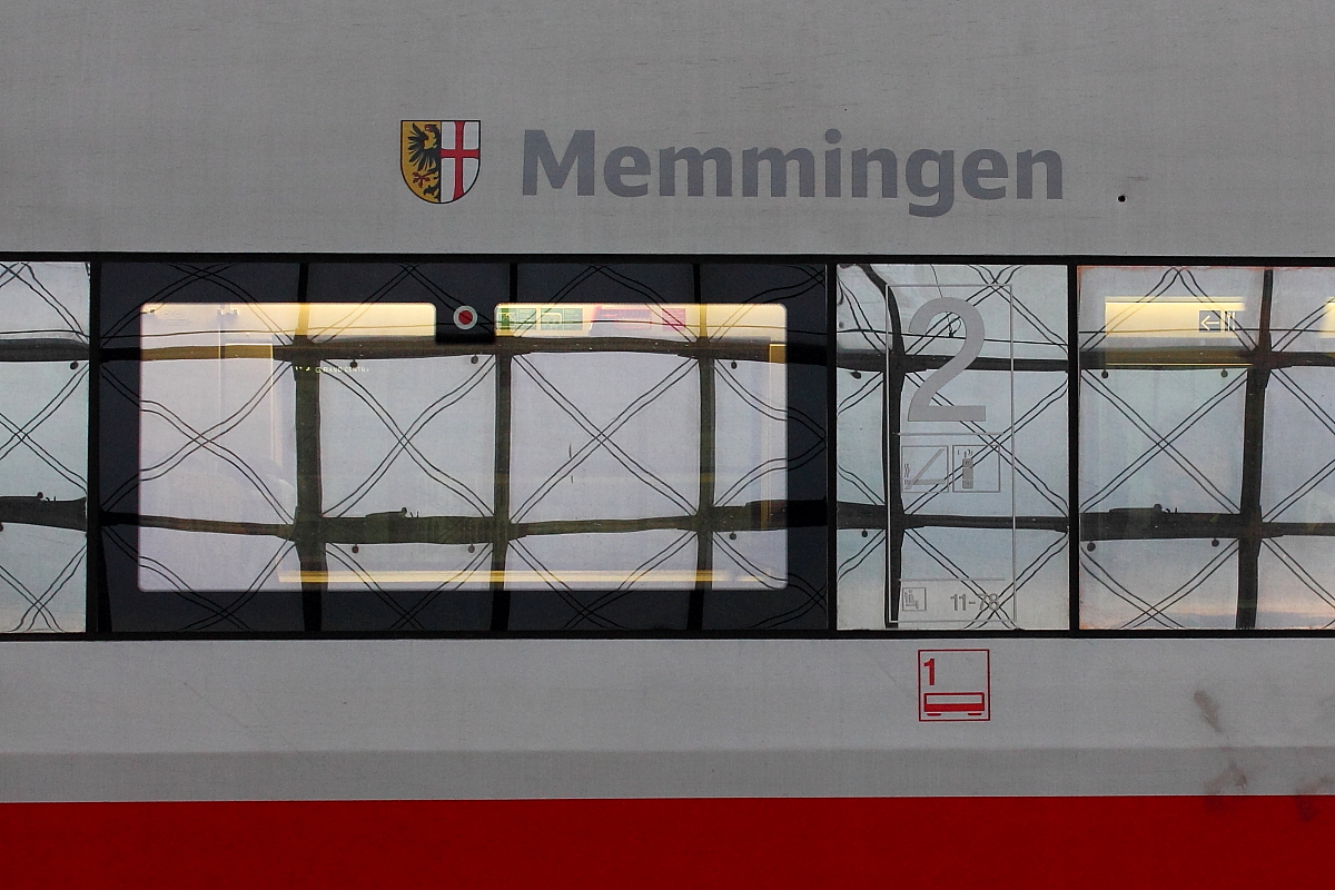 Neue Fenster beim TZ 112 „Memmingen“ als ICE 377 nach Basel SBB am 29.01.2016 in Berlin  Hauptbahnhof.