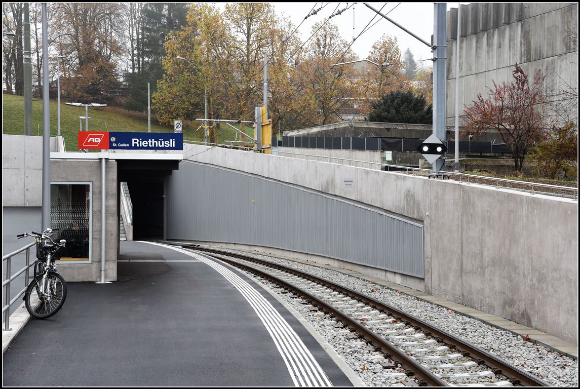 Neue Haltestelle Riethüsli am oberen Ausgang des Ruckhaldetunnels in St.Gallen. (15.11.2018)