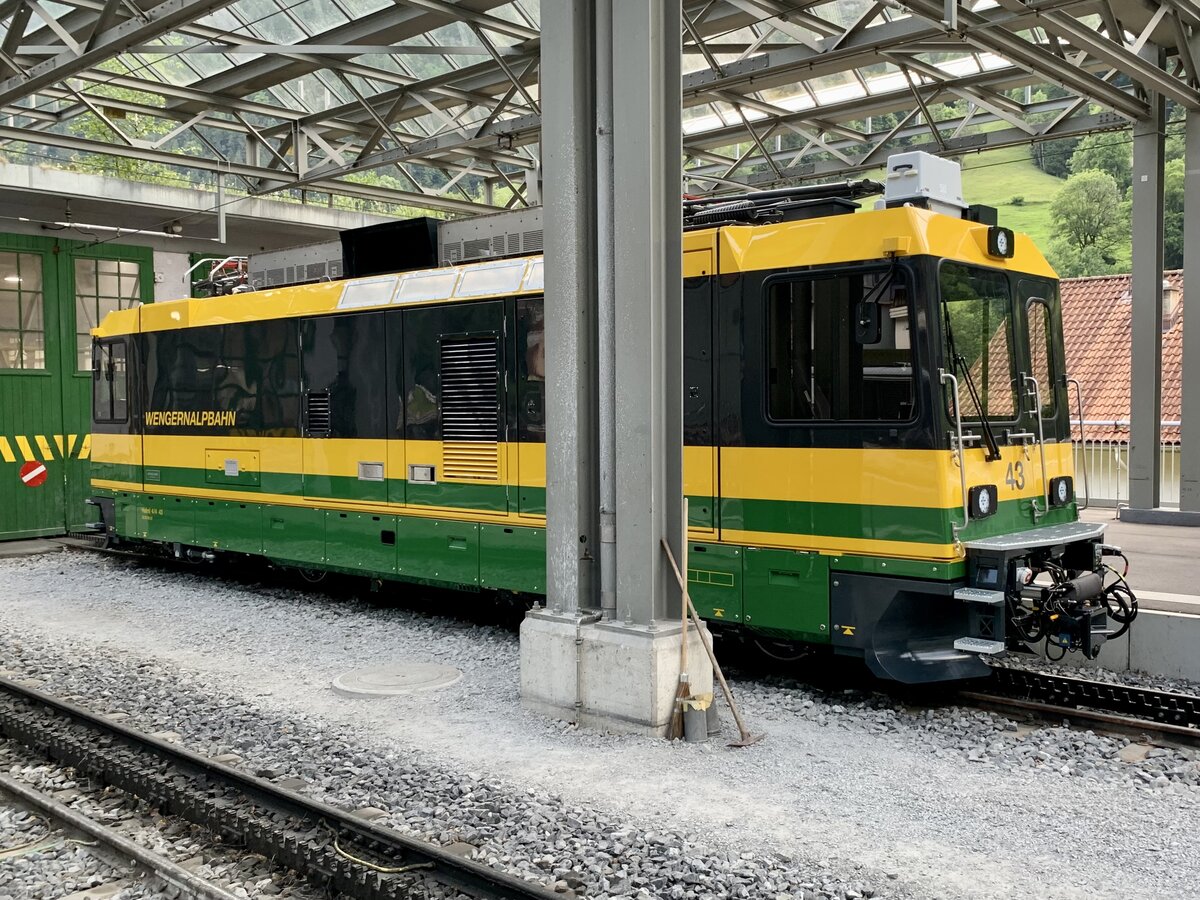 Neue He(m) 4/4 43 der WAB am 15.6.22 im Bahnhof Lauterbrunnen.
