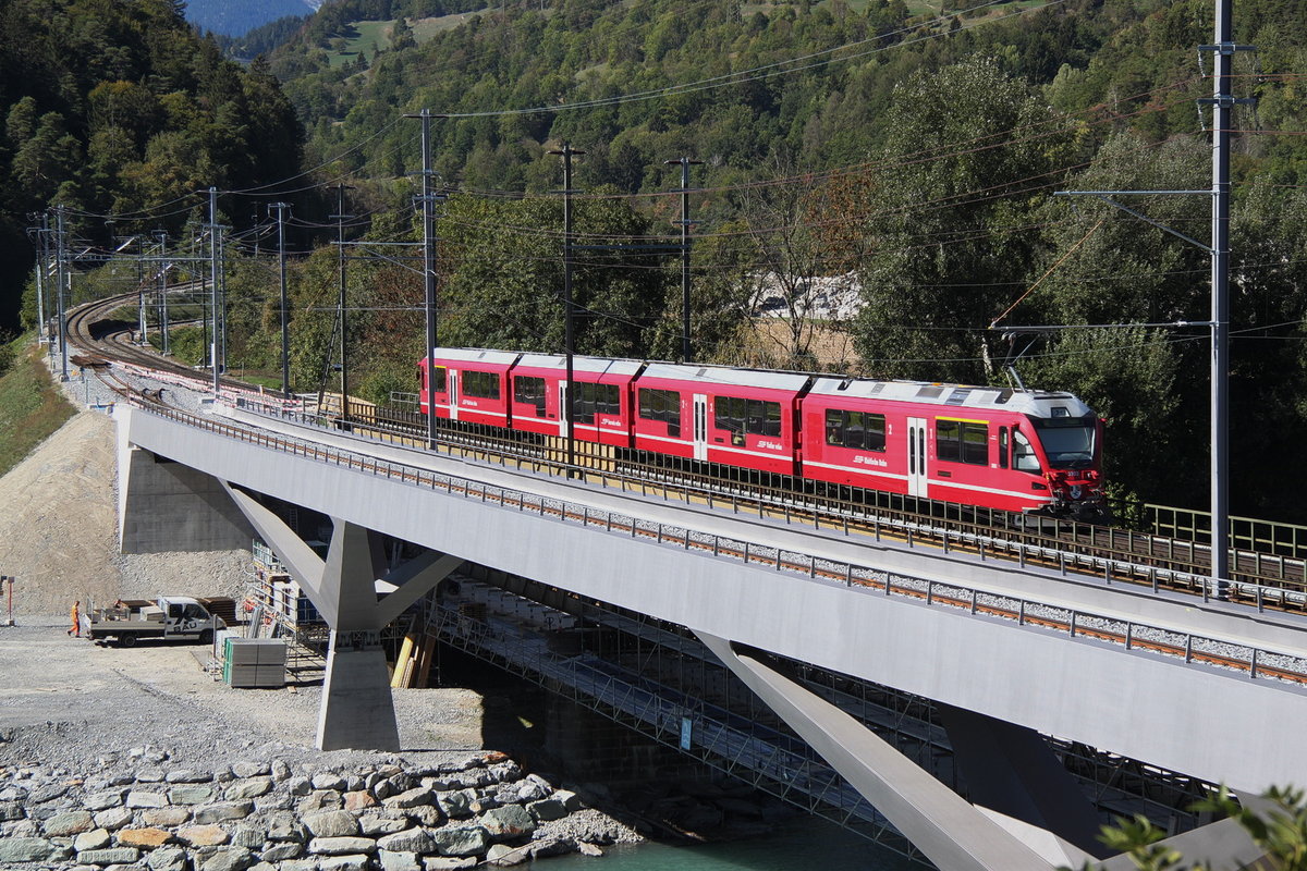 Neue Hinterrheinbrücke bei Reichenau.Die Arbeiten an der Fahrleitung sind im Gange (Nachtarbeit)und die Gleise grösstenteils verlegt.27.09.18