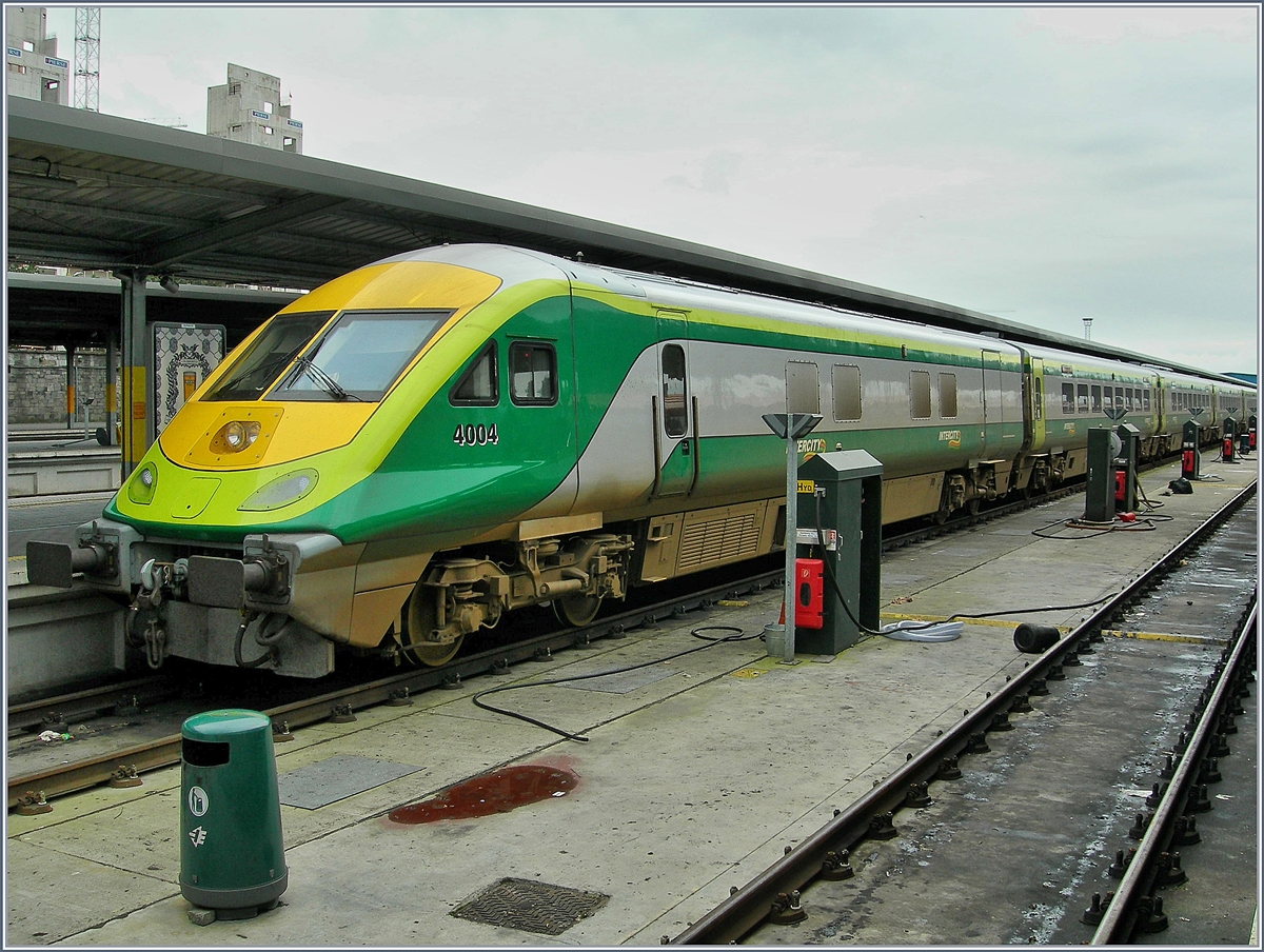 Neue IC Generation der Irish Rail, doch was wie ein moderner Triebzugkopf aussieht, ist in Wirklichkeit ein Steuer-/ Generatorwagen; am andern Ende des Zuges zieht/schiebt eine Class 201.
Dublin Heuston, am 8. Okt. 2006