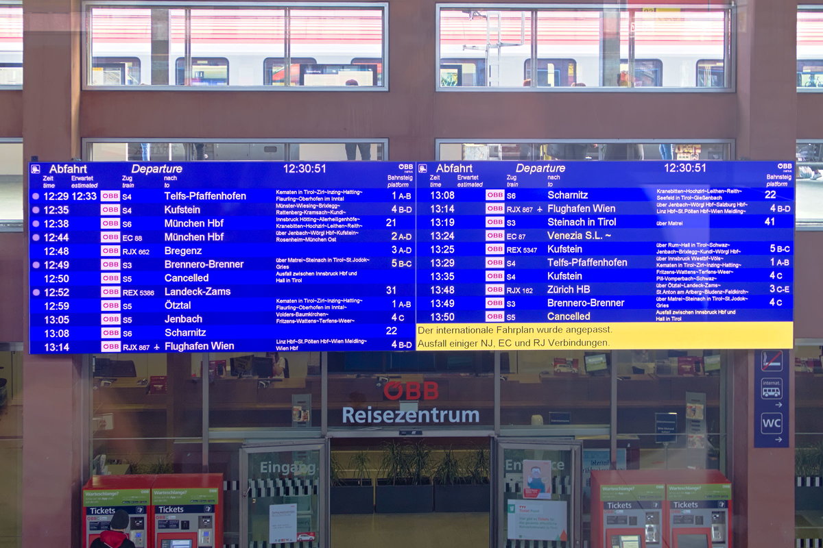 Neue LED-Wall für Zugabfahrten in der Haupthalle des Hauptbahnhofs von Innsbruck. Aufgenommen 4.2.2021.
