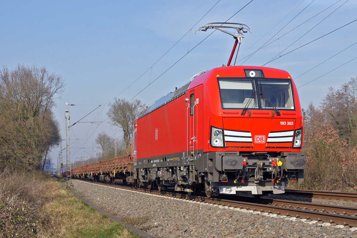 Neue Lokomotiven für die DB. Vectron 193 303 mit Güterzug
am 08.02.2018 in Lintorf.